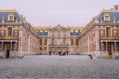 Langa ce oras este situat Palatul Versailles?