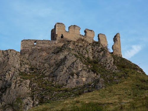 Care este prima resedinta domneasca atestata din Tara Romaneasca?
