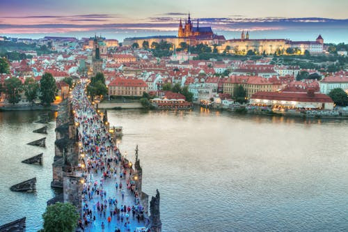 Orasul Praga este capitala...