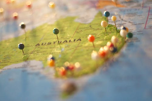 Loucitorii bastinasi ai Australiei se numesc aborigeni. 