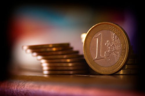 Un euro are 100 de centi.