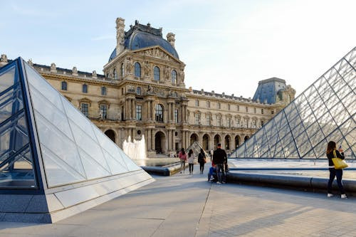 Unde se afla Muzeul Louvre?