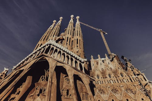 Unde se afla celebra Sagrada Familia?