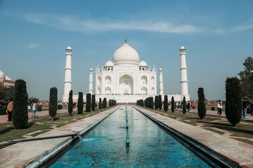 Unde se afla celebrul Taj Mahal?