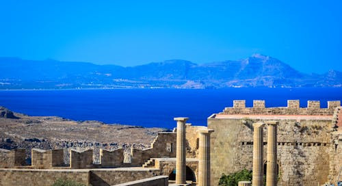 Cum se numea corabia de lupta din Grecia antica cu cate 3 siruri de vaslasi pe fiecare latura?