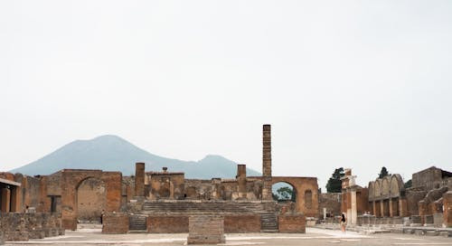 In ce an s-a produs eruptia care a distrus orasul Pompeii?