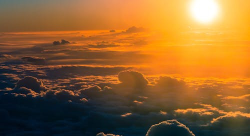 Pe ce planeta din sistemul solar Soarele rasare la Vest si apune la est?