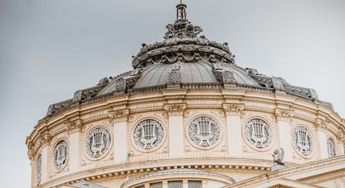 Cum era numit Bucurestiul in perioada interbelica?