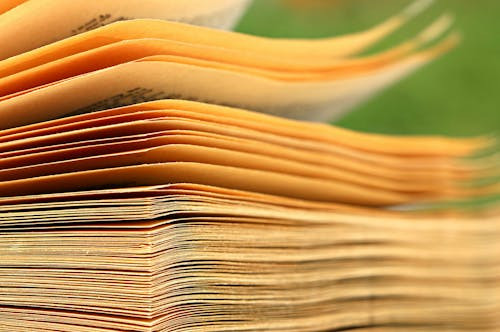 Completeaza proverbul: S-a dus.... si s-a intors ....