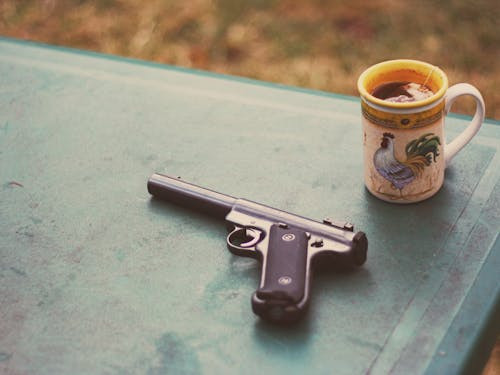 Completeaza proverbul: Cum ... si pistolul.