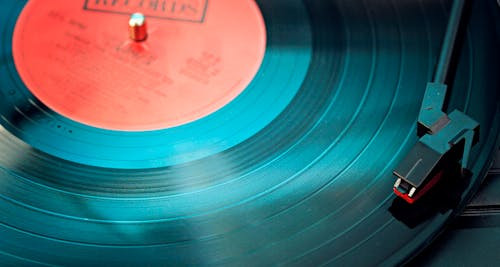 Ce tip de muzica te relaxeaza in serile racoroase de toamna?