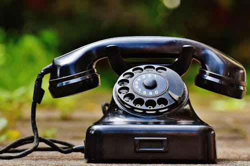 Imagineaza-ti ca primesti un telefon de la cineva care sustine ca vine din viitor. Cum reactionezi?