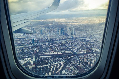 Esti intr-un vis in care zbori deasupra unui oras necunoscut. Ce simti?