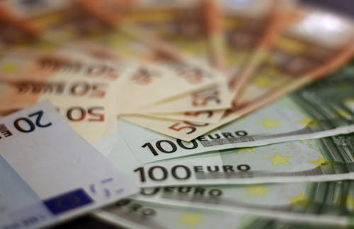Moneda și bacnota EURO a fost lansata la 1 ianuarie 2002 in 12 tari. 