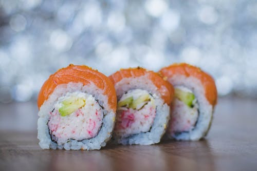 Din ce tara vine sushi?