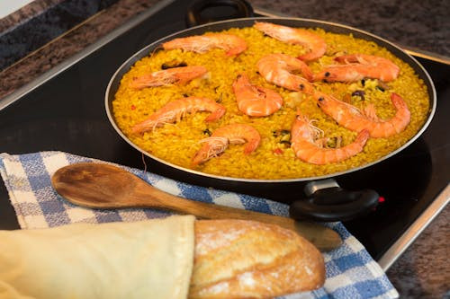 Ce tara este cunoscuta pentru preparatul numit „paella”?