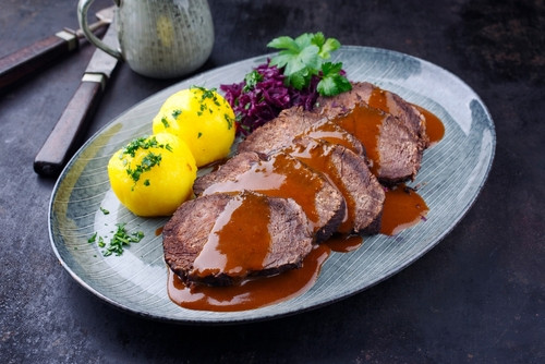  In ce tara este popular preparatul „Sauerbraten”, o friptura marinata?