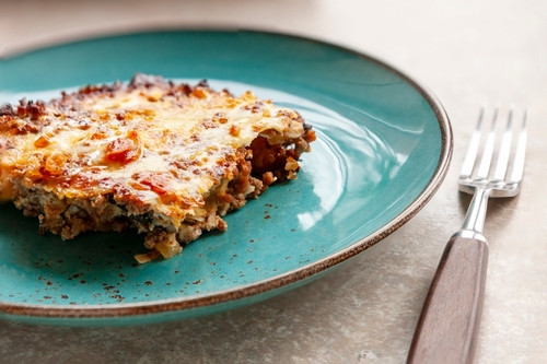 Ce tara este renumita pentru preparatul „bobotie”, o mancare dulce-sarata pe baza de carne tocata si condimente?