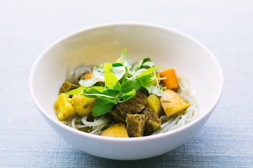 Din ce tara provine celebra supa „pho”, cu taitei si carne?