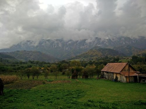 Care este cel mai inalt varf montan din Romania?