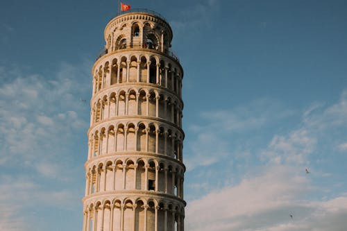  Ce țară este faimoasă pentru turnul înclinat din Pisa?