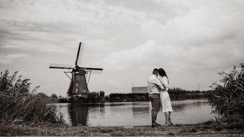 Cum reacționezi când primești atenție din partea unui bărbat carismatic?