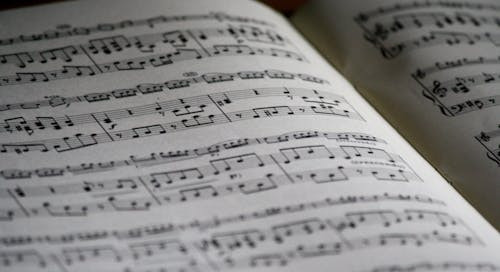 Din cate instrumente muzicale se compune un cvartet?