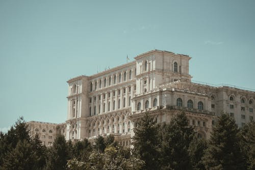  Cum se scrie corect pluralul cuvântului „nivele” sau „niveluri” în sensul de trepte ale unei clădiri?