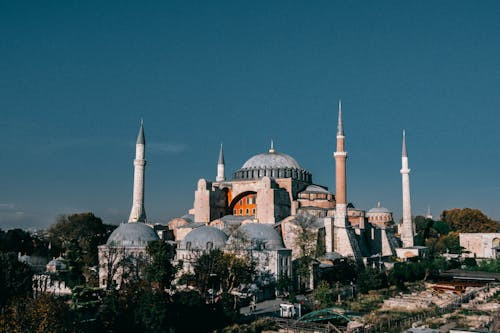 Ce imperiu era condus de sultani?