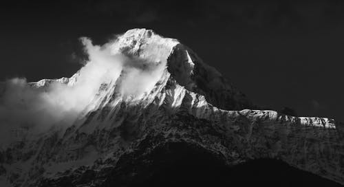 Ce înălțime are muntele Everest?