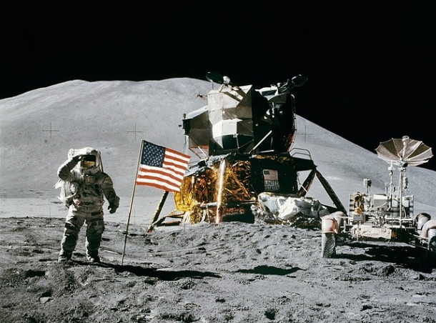 O teorie a conspiratiei spune ca aselenizarea a fost falsa, iar imaginile cu astronautii ar fi fost regizate de...