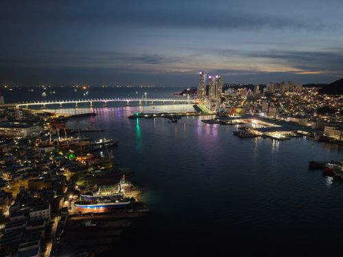 Busan, al 7-lea port din lume, se află în...