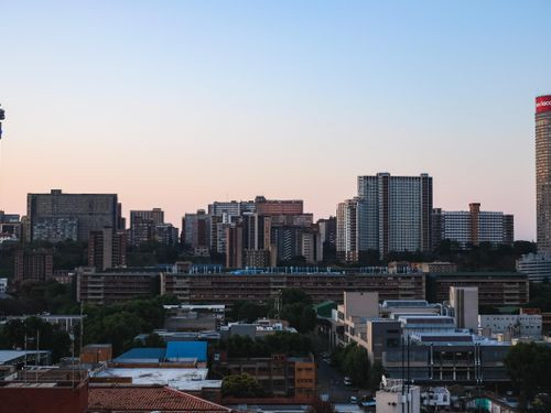 Johannesburg, cunoscut și ca Orașul de Aur, se află în...