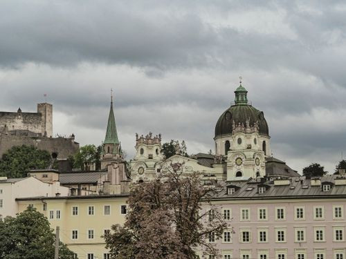 Orașul Salzburg, locul în care s-a născut Mozart, se află în...