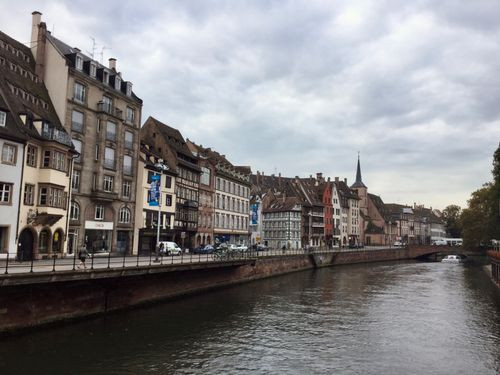 Orașul Strasbourg, gazda celui mai vechi târg de Crăciun, este în...