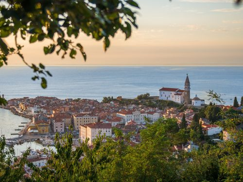 Piran, un oraș de pe malul mării Adriatice, se află în...