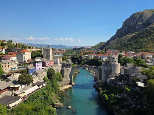 Orașul Mostar, cunoscut pentru vechiul pod (Stari Most) din imagine, este în...