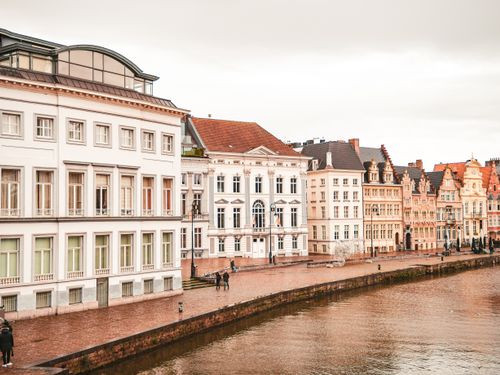 Orașul Ghent, recunoscut pentru arhitectura gotică, este un oraș din...