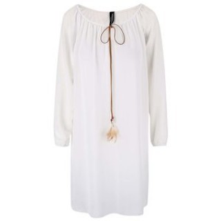 Rochie alba Madonna cu margele din piele in zona taliei