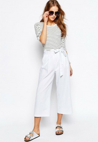Pantaloni trei sferturi albi