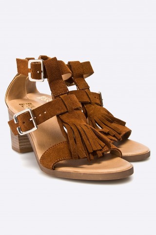 Sandale maro cu toc si franjuri Bullboxer