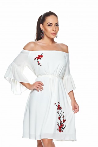 Rochie alba cu motive florale si cu maneci evazate