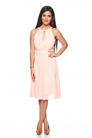 Rochie de ocazie pusa in evidenta de perlele aplicate in zona gatului