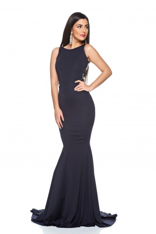 Rochie lunga cu aplicatii de paiete pe voalul de culoarea nude de pe spate