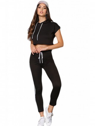 Trening negru cu gluga