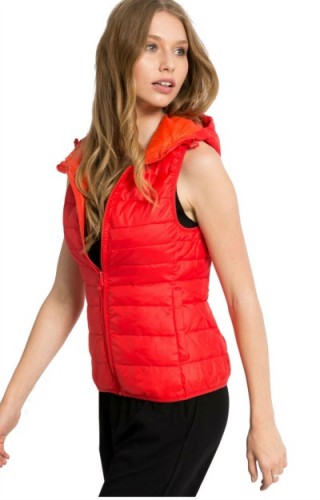 Vesta rosie cu gluga