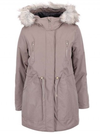 Geaca gri-maro, groasa si lunga cu gluga prevazuta cu blana