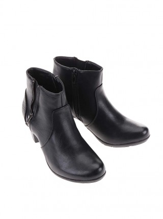 Botine joase cu fermoar decorativ