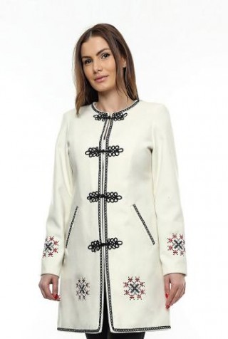 Palton crem matlasat cu insertii brodate, fabricat in Romania