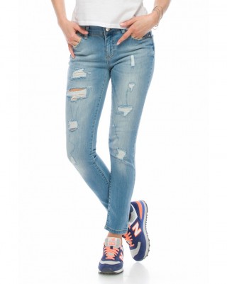 Blugi albastru deschis cu rupturi